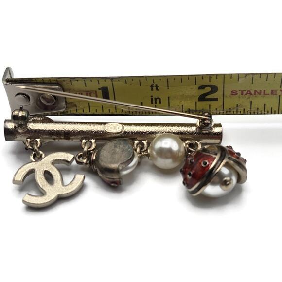 Chanel Gold Enamel Ladybug & Pearl Dangling Brooch A97981 Z5712 Spring 2018 VTG - Picture 15 of 16
